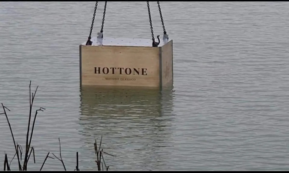 Le bottiglie di Hottone immerse nel lago durante l'affinamento