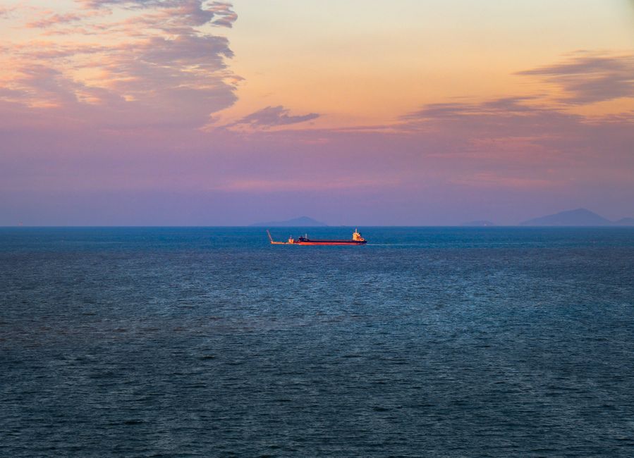 Nave cargo al tramonto