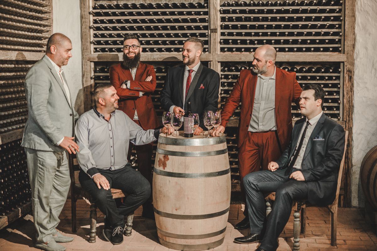 Cantina con tavolo di degustazione per buyer